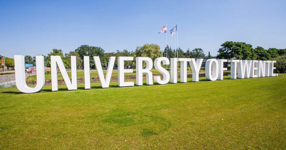 The large white 'University of Twente' letters on the lawn at the campus entrance in Enschede.